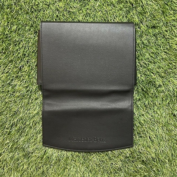 2018 Mercedes-Benz C-Class Coupe Owners Manual (C63 AMG C43 AMG, C300 4MATIC) - Picture 13 of 14